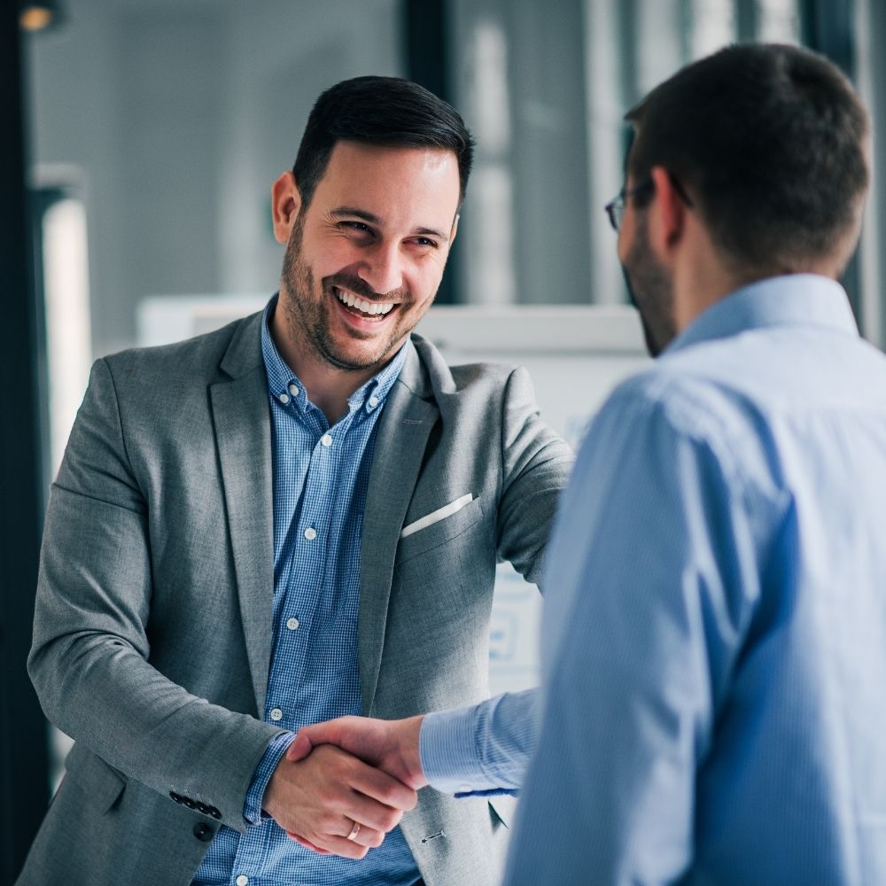 zwei männer geben sich die hand