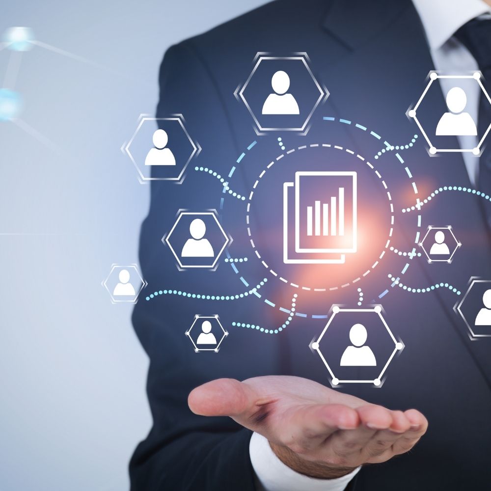 coach mit einer grafik die das thema verdeutlichen soll